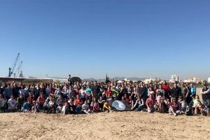 Más de 200 voluntarios limpian la playa de Puerto de Sagunto