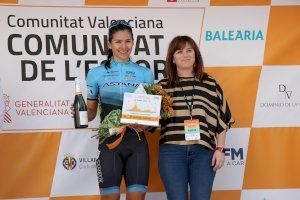 Ciutadania i turistes van viure la final de la 3a etapa de la Volta Comunitat Valenciana Fèmines a Sagunt
