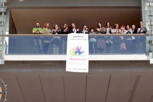 Desplegada en el balcón del Ayuntamiento de Benidorm la pancarta conmemorativa del Día Mundial de las Enfermedades Raras