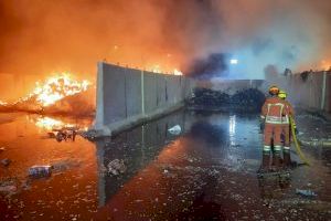 Arde una fábrica de reciclaje en Llíria
