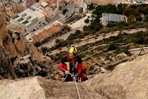 Los bomberos del SPEIS invitan al gran simulacro de mañana en la cara del monte Benacantil de rescate vertical en altura con tirolina