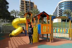 Parques y jardines restaura los juegos infantiles de la Av. Rosa dels Vents de la Cala