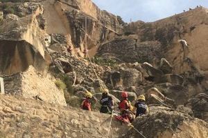 Los especialista de bomberos del SPEIS toman la ladera del Benacantil en un complejo rescate simulado con un sistema de tirolina guiado en caída para salvar la vida de un turista