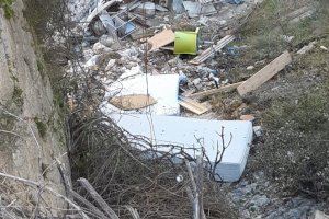 Es retiren els residus de l’abocador il·legal ubicat en els voltants del Molinar
