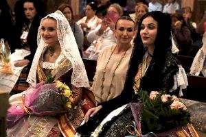 Las candidatas a Reina de la Huerta de Murcia y la Reina de la Huerta de 2019 realizan una ofrenda a la Virgen de los Desamparados