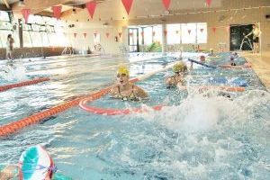 Se abre el periodo de cambios de grupos de los cursos de la piscina cubierta de Aspe