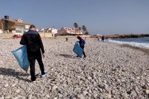 Més d’un centenar de persones participen en la neteja de les platges