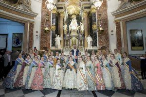 Las Falleras Mayores de Valencia ofrecen sus ramos de flores a la Mare de Déu después de la “Crida”