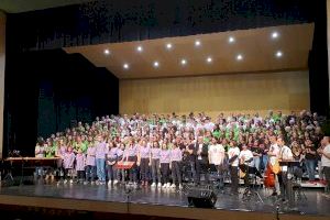 Gran èxit de l'espectacle ‘L’ESO canta amb cor’ en el qual van participar més de 300 estudiants de Paiporta, Benissa i Teulada Moraira