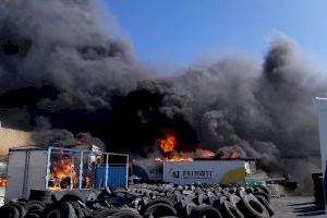 Un greu incendi a Alacant arrasa una nau, cotxes, camions i causa un ferit
