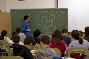 La revista en valencià Camacuc arriba a les escoles de Sagunt