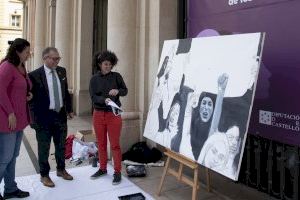 La Diputación camina hacia el 8M con una representación pictórica en directo del movimiento feminista