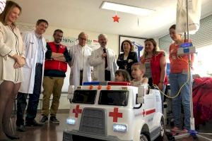 El Hospital General de Alicante recibe una mini ambulancia eléctrica donada por Cruz Roja