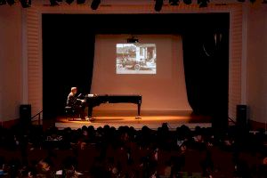 Més de 650 alumnes viatgen als principis del cinema amb la música al piano de Jorge Gil Zulueta