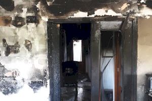 Rescaten a un gos en l'incendi d'un habitatge a Algemesí