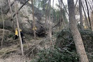 Los Bomberos Forestales de la Generalitat Valenciana colaboran en la restauración de sendas y caminos en Alcoy