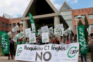 CSIF se concentra ante Educación para exigir el abono de los atrasos a docentes y centros y paralizar el C1 obligatorio