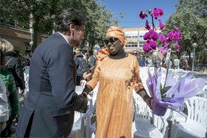 El Ayuntamiento de Alicante conmemora por vez primera con éxito el acto del Día de la Mujer en la plaza de Argel en defensa de la igualdad y la diversidad
