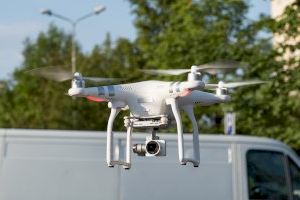 Denunciado por volar un dron durante una inauguración