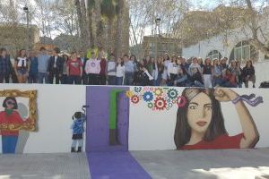 30 estudiants de Xàtiva i d'Holanda pinten un mural per la Igualtat en un dels accessos al Gran Teatre