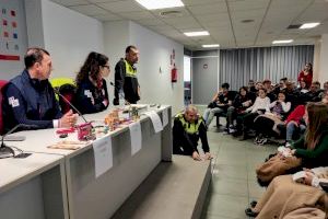 La Policía Local de Alicante enseña a más de un centenar de Foguerers a vivir la fiesta con seguridad  y a realizar  un uso responsable de los artificios pirotécnico