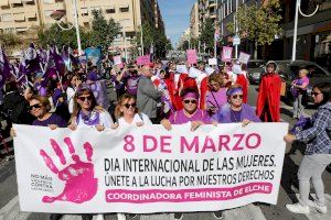 La manifestación del 8 de Marzo reúne a decenas de mujeres en las calles de Elche