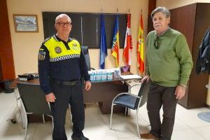La Regidoria de Sanitat entrega a la Policia Local de Sueca material per a evitar el contagi de coronavirus