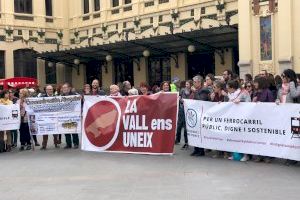 La Valls Ens Uneix recolza a València la reivindicació d'un tren Xàtiva-Ontinyent-Alcoi digne i sostenible