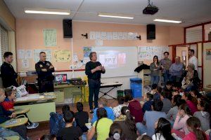 La Policía Local enseña a los escolares de Benetússer cómo utilizar petardos de forma segura