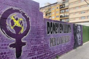 Dibuixen simbologia nazi un mural feminista de Gandia
