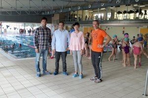 Escolars de Benicàssim reben classes de natació en la piscina municipal