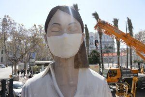 Colocan una mascarilla a la Falla Municipal de Valencia