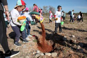 El Día del Árbol en el Paisaje Protegido de la Desembocadura del río Mijares une a niños y mayores