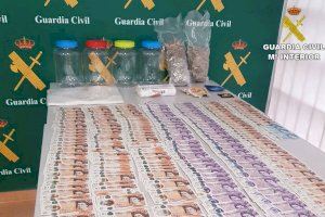 La Guardia Civil detiene en Torrevieja a tres hombres que pretendían introducir más de 11.000 euros falsos por los comercios