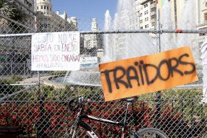 Pancartas de protesta en Valencia por la suspensión de las Fallas: “Hemos sigo engañados”