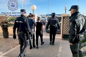 La Policía Nacional detiene a ocho personas integrantes de un violento grupo criminal que presuntamente asaltaba viviendas utilizando armas de fuego