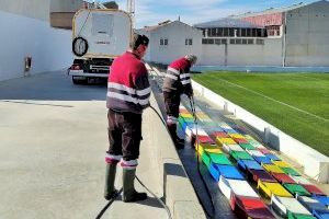 Aspe higieniza las butacas del campo de fútbol Las Fuentes