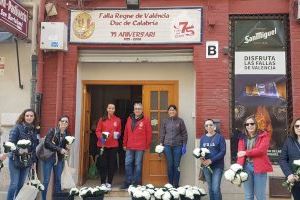 Una comisión fallera de Valencia recauda donativos para MAIDES con los ramos destinados a la ofrenda