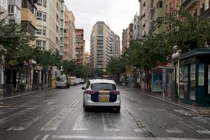 La Policía Local cierra cafeterías, bares, una inmobiliaria, interviene en obras de construcción y disuelve grupos de personas en Alicante