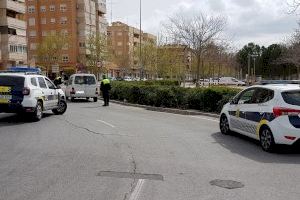 La Policía Local de Elda realiza controles de vehículos para verificar el cumplimiento del estado de alarma