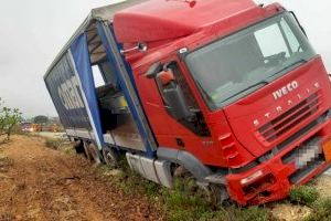 Un camión con líquido inflamable sufre un accidente de tráfico en l’Olleria