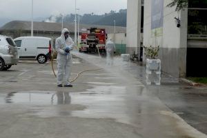 La Unidad Militar de Emergencia limpia y desinfecta las zonas especialmente sensibles de Xàtiva