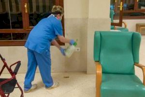 El residencial Hospital Asilo Santa Marta de la Vila Joiosa refuerza las labores de limpieza de sus instalaciones