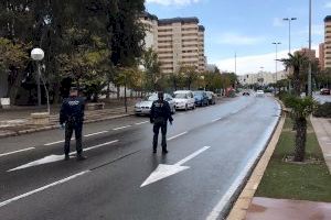 La Policía Local hace balance con más de un millar de personas identificadas, unas trescientas multas y quinientos vehículos interceptados en el operativo para hacer frente al COVID en Alicante