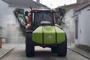 Los agricultores valencianos sacan sus tractores para desinfectar las calles