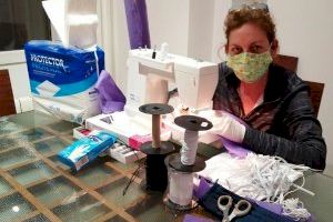 Voluntarias de Manos Unidas en Pego y Carcaixent confeccionan desde sus casas más de mil mascarillas, gorros y batas sanitarias ante la pandemia