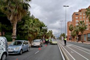 La Policía Local, los Bomberos del SPEIS y Protección Civil patrullan juntos por todo Alicante para agradecer a los ciudadanos su esfuerzo en el confinamiento