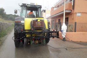 Manises reforça la neteja dels seus carrers per a frenar el COVID19 amb tractors agrícoles