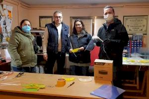 Un grup de voluntaris d'Almussafes col·labora contra el Covid-19 fabricant viseres anti-esguitades amb les seues impressores 3D