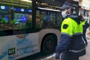 La Policía Local comienza a realizar controles dentro de los autobuses a los usuarios del transporte público de Alicante